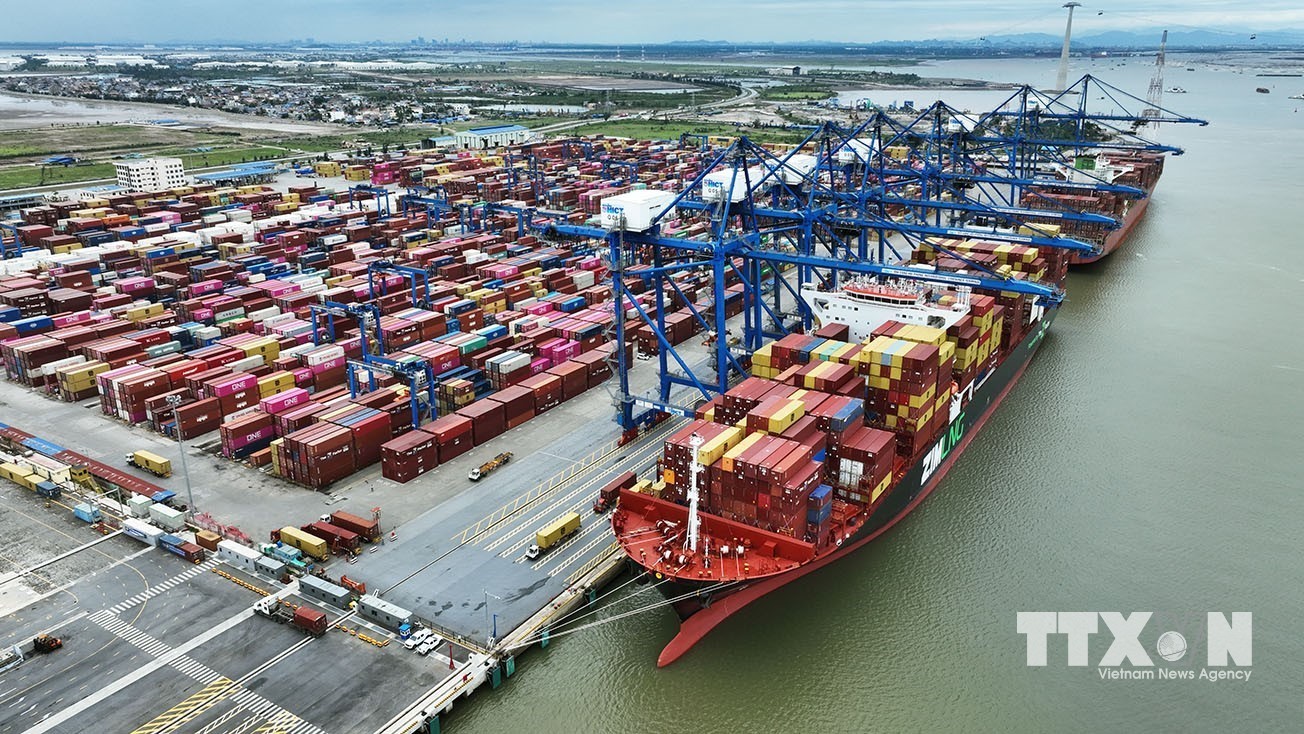 Hàng hoá xuất nhập khẩu qua Cảng Lạch Huyện, thành phố Hải Phòng. (Ảnh: Vũ Sinh/TTXVN)